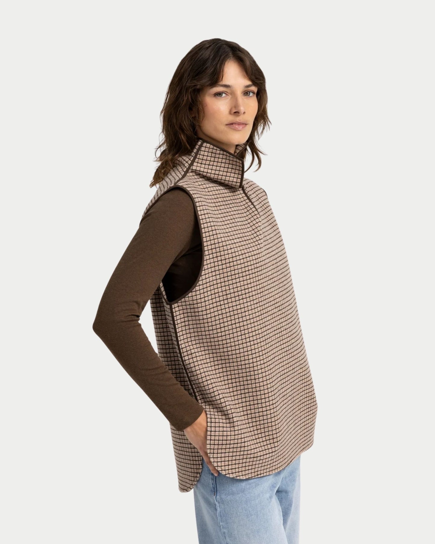 Maglia smanicata a quadri in misto lana con collo alto