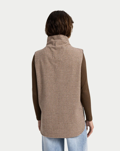 Maglia smanicata a quadri in misto lana con collo alto