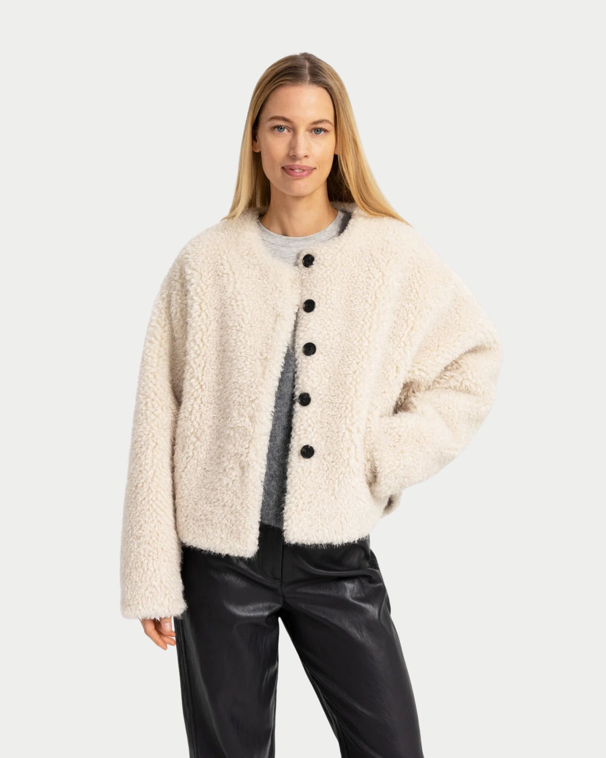 Giacca corta oversize in eco pelliccia