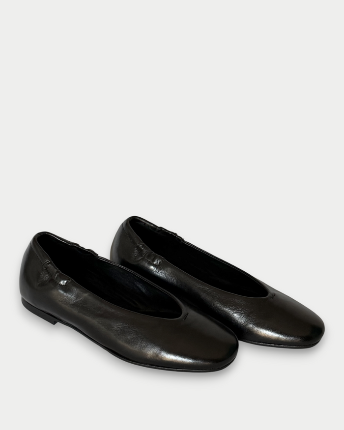 Ballerina in pelle nera